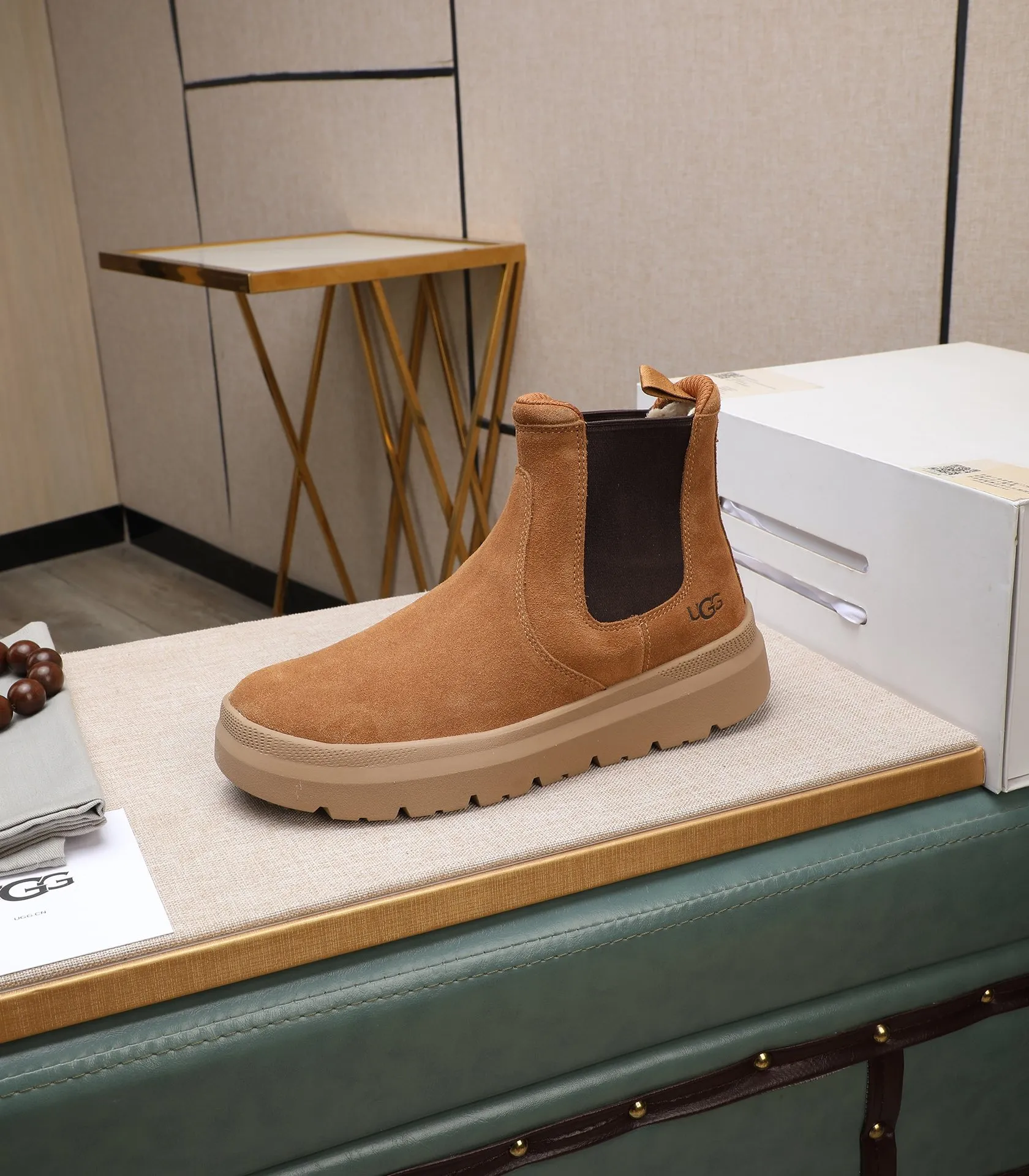 Men's shoes 💰620 Please note the quality of the original order and compare the thickness of the wool 🏮🏮 Popular UGG from Australia's warm luxury brand men's shoes, the official website is synchronized, Beckham men's style..., made of imported top-layer waxed cowhide, waxed toe cap, Australian genuine wool velvet lining Carefully sewn...Imported rubber Martin boots outsole (comfortable, soft and wear-resistant). I really like the quality..Exquisite workmanship. You can't put it down at first sight. Size 39-44